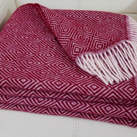 patura lana dunkelrot 3 Pătură lână VIRGINĂ - Tirol Dark Red - Imagine 3
